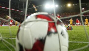 Gareth Bale anotó el gol 4-0 de penalti para Gales frente a Moldavia