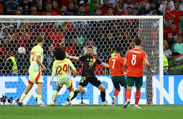2-2. Centro de Nuno Mendes que toca Robin Le Normand, Marc Cucurella no despeja y el baln le cae a los pies de Cristiano Ronaldo para anotar el segundo gol.