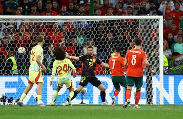 2-2. Centro de Nuno Mendes que toca Robin Le Normand, Marc Cucurella no despeja y el balón le cae a los pies de Cristiano Ronaldo para anotar el segundo gol.