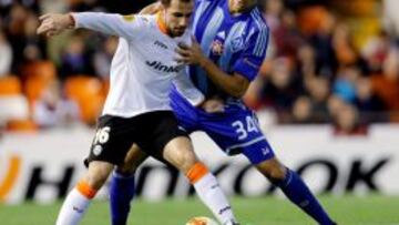 Paco Alcácer protege el balón ante Yevgen Khackeridi.