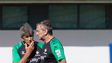GRAF1132. SEVILLA, 01/04/2023.- El entrenador del Betis, Manuel Pellegrini (i), habla con su asistente, Rubén Coisillas, durante el entrenamiento del equipo para preparar el partido de mañana. EFE/David Arjona