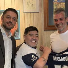 Maradona vuelve a los banquillos: dirigirá a Gimnasia