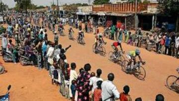 <b>COLORIDO Y EXPECTACIÓN. </b>El pelotón del Tour de Faso congrega a multitud de curiosos a su paso por los pueblos del país. En esta imagen, la carrera coincide con un mercado.