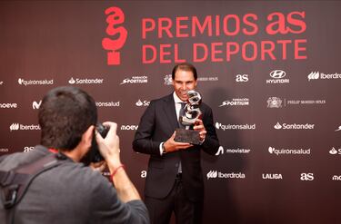 El tenista español, Rafael Nadal, muerde el trofeo de Premio AS del Deporte 2025.