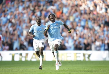 En verano de 2009. Emmanuel Adebayor fichó por el Manchester City, algo que disgustó mucho a su antigua afición, la del Arsenal. La primera vez que se enfrentaron estos equipos, Adebayor anotó el 3-1 en el descuento, tras ello, se recorrió todo el terreno de juego para celebrarlo delante de los aficionados del Arsenal en la grada visitante, el togolés se vengó de los insultos que sufrió de la afición 'gunner' durante el encuentro.