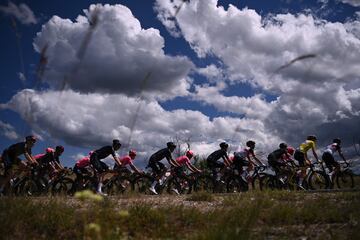 El pelotón bajo las nubes durante la etapa 12 del Tour.