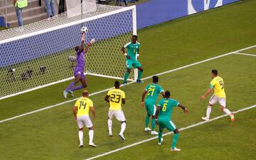 Yerry Mina anota el gol de Colombia tras un centro de Juan Fernando Quintero durante el partido Senegal-Colombia, del Grupo H del Mundial de Fútbol de Rusia 2018, en el Samara Arena de Samara, Rusia, hoy 28 de junio de 2018