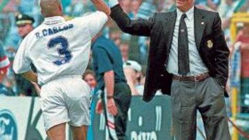 <b>IMPARABLES. </b>Roberto Carlos es felicitado por Capello después de marcar un gol en la 96/97.