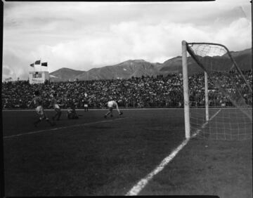 El 10 de agosto de 1938 se inauguró el Estadio Nemesio Camacho El Campín. Así se veía el estadio en la época del Dorado.