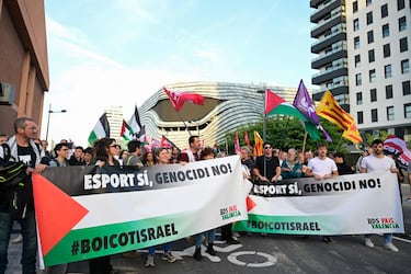 Manifestación en los alrededores del Roig Arena en favor de Palestina. Valencia y Hapoel Tel Aviv juegan el partido de la Eurolegaue de basket a puerta cerrada.