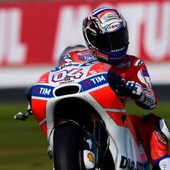 Vueltón de Dovizioso con Lorenzo sufriendo por la lesión