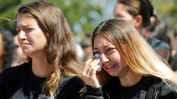 Estudiantes del instituto de Parkland lloran en una ceremonia en la que se record&oacute; a las v&iacute;ctimas mortales de la matanza.