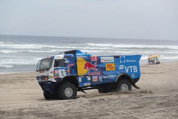 Tercera etapa entre San Juan de Marcona y Arequipa. El ruso Dmitry Sotnikov conduce su vehículo Kamaz.