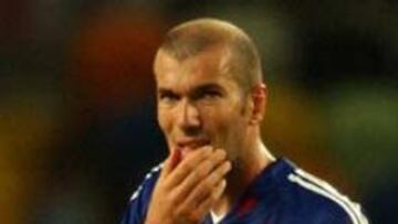 <b>REFLEXIÓN</b>. Zidane también busca una solución para recuperar el buen juego de la selección.