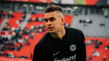 Rafael Santos Borré previo a un partido del Eintracht Frankfurt.