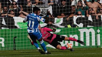 El momento en el que Parera detiene el mano a mano frente a William de Camargo en el Racing-Deportivo.