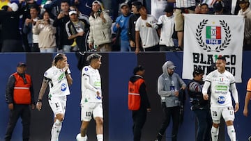 AMDEP3670. QUITO (ECUADOR), 17/09/2025.- Dayro Moreno (i) de Once Caldas celebra un gol este miércoles, en un partido por los cuartos de final de la Copa Sudamericana entre Independiente del Valle y Once Caldas en el estadio Banco Guayaquil en Quito (Ecuador). EFE/ José Jácome