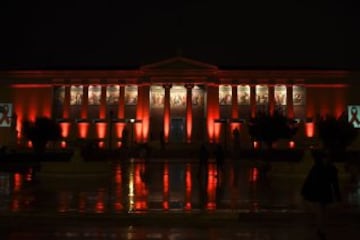 La Universidad Nacional y Kapodistríaca de Atenas, Grecia, iluminada en color rojo para conmemorar este día.