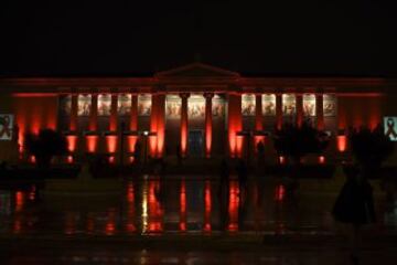 La Universidad Nacional y Kapodistríaca de Atenas, Grecia, iluminada en color rojo para conmemorar este día.