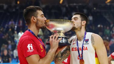 Los hermanos Hernangómez, Willy y Juancho, besan el trofeo de campeones de Europa.