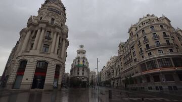 GRAF1620 MADRID 16/04/2020.- Vista de la intersección entre la calle Alcalá y la Gran Vía de Madrid, totalmente vacía este jueves. Los nuevos contagios han aumentado este jueves en España a 5.183, la cifra más alta desde el 9 de abril, y ya alcanzan los 182.816, y también lo ha hecho el número de fallecidos, que han sumado otros 551 y ascienden a 19.130; aunque el balance de Sanidad no incluye los datos de algunas comunidades, como Cataluña, que informó de más de 7.000 fallecidos tras cambiar los criterios de recuento. EFE/Kiko Huesca