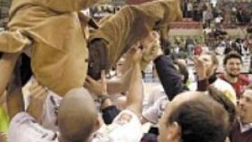 <b>RECONOCIMIENTO. </b>Los jugadores del Ciudad Real mantearon al final del partido a su presidente, Domingo Díaz de Mera, en reconocimiento a su labor al frente del equipo.