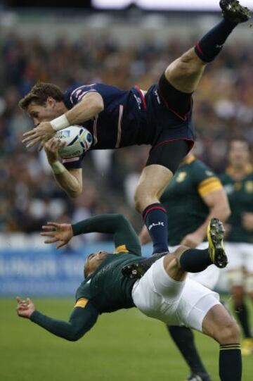 El estadounidense Blaine Scully coge el balón ante la caída del sudafricano Bryan Habana.