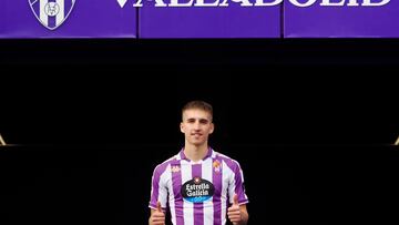 Valladolid. 26/1/24. Stipe Biuk presentado en el Estadio Jos¨¦ Zorrilla como nuevo jugador blanquivioleta. Photogenic/Miguel ?ngel Santos