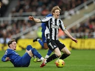 Soccer Football - Premier League - Newcastle United v Everton - St James' Park, Newcastle, Britain - February 28, 2026 Newcastle United's Anthony Gordon in action with Everton's James Garner Action Images via Reuters/Lee Smith EDITORIAL USE ONLY. NO USE WITH UNAUTHORIZED AUDIO, VIDEO, DATA, FIXTURE LISTS, CLUB/LEAGUE LOGOS OR 'LIVE' SERVICES. ONLINE IN-MATCH USE LIMITED TO 120 IMAGES, NO VIDEO EMULATION. NO USE IN BETTING, GAMES OR SINGLE CLUB/LEAGUE/PLAYER PUBLICATIONS. PLEASE CONTACT YOUR ACCOUNT REPRESENTATIVE FOR FURTHER DETAILS..