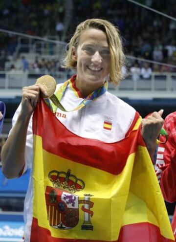 Orgullosa, lució la bander a española con el oro olímpico.




