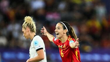 Spain's midfielder #06 Aitana Bonmati (R) celebrates her team's victory at the end of the UEFA Women's Euro 2025 semi-final football match between Germany and Spain at the Letzigrund Stadium in Zurich, on July 23, 2025. (Photo by Fabrice COFFRINI / AFP)