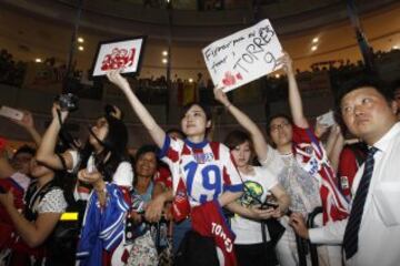 El equipo fue recibido por numerosos aficionados.