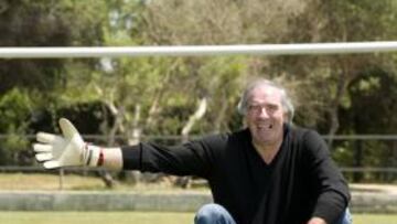 <b>CONTENTO POR EL RECONOCIMIENTO. </b>Jos¨¦ ?ngel Iribar posa para AS sobre un terreno de juego, donde se calz¨® de nuevo los guantes.