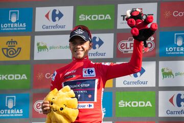 Evenepoel en el pódium celebrando que es líder de La Vuelta un día más.