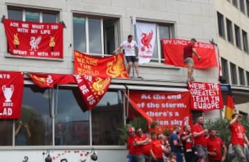 Gran ambiente en las calles de Basilea antes de la final. 