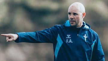 Fredi Álvarez, técnico del Celta, dirige un entrenamiento.