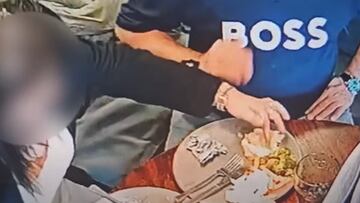 Los due?os de un restaurante pillan a una cliente poniendo pelo en su plato para no pagar