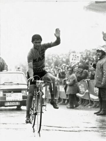 6 de mayo de 1974. Vuelta a España. Decimotercera etapa León-Monte Naranco. José Manuel Fuente, desafiante,  ganó  la etapa levantando la pierna izquierda y pese a sufrír una caida consiguió su segunda Vuelta.