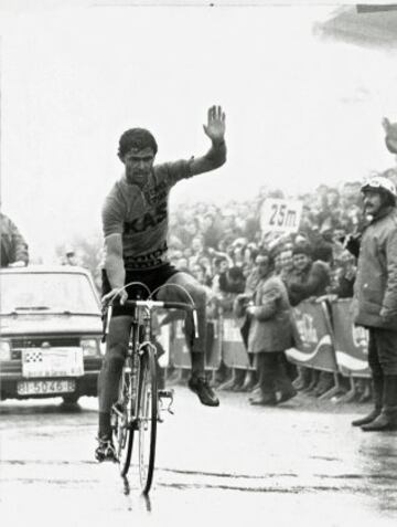 6 de mayo de 1974. Vuelta a Espa?a. Decimotercera etapa Len-Monte Naranco. Jos Manuel Fuente, desafiante,  gan  la etapa levantando la pierna izquierda y pese a sufrr una caida consigui su segunda Vuelta.