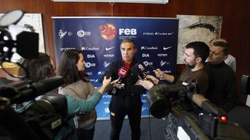 Sergio Scariolo atiende a los medios en el primer d&iacute;a de concentraci&oacute;n de la Selecci&oacute;n.