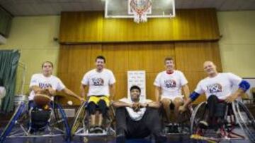 Sam Perkins, junto a Ester, Juanqui, Paco y Dani, durante la visita que ha realizado hoy al Hospital Nacional de Parapléjicos de Toledo.