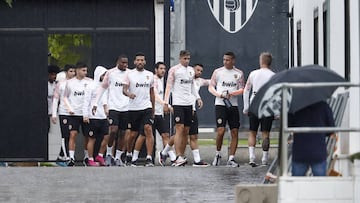 Los jugadores del Valencia, tras un entrenamiento a puerta cerrada,