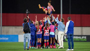 Virginia, manteada por sus compañeras del Atlético en su homenaje de despedida.