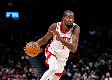 Edad: 37 | Posición: Alero | En la cancha: 53,3 millones | Fuera de la cancha: 51 millones