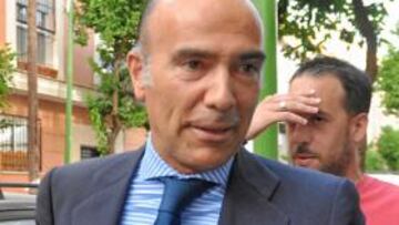 Luis Oliver llega a las oficinas de Lopera para intentar cerrar la compra del Betis