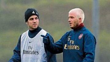 <b>CON CESC. </b>Beckham comenzó ayer a entrenarse con el Arsenal.