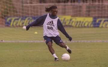 El jugador holandés, de origen surinamés, del Real Madrid tenía una peculiar forma de calibrar si el partido que iba a jugar saldríar bien o mal. Tras acabar el calentamiento previo al encuentro, acostumbraba a conducir la pelota hasta la bocana de vestuarios y allí se giraba y lanzaba un balonazo a portería, si el balón entraba los astros estarían a favor, si no era así el jugador pensaba que el partido podría no salir tan bien.