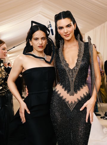 Rosalía junto a Kendall Jenner durante la MET Gala 2024.