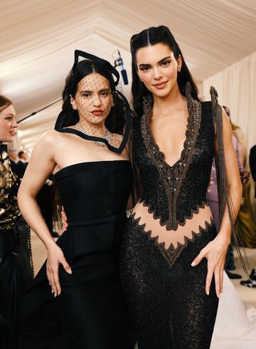 Rosalía junto a Kendall Jenner durante la MET Gala 2024.