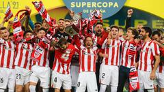 Los jugadores del Athletic levantan el trofeo de la Supercopa.